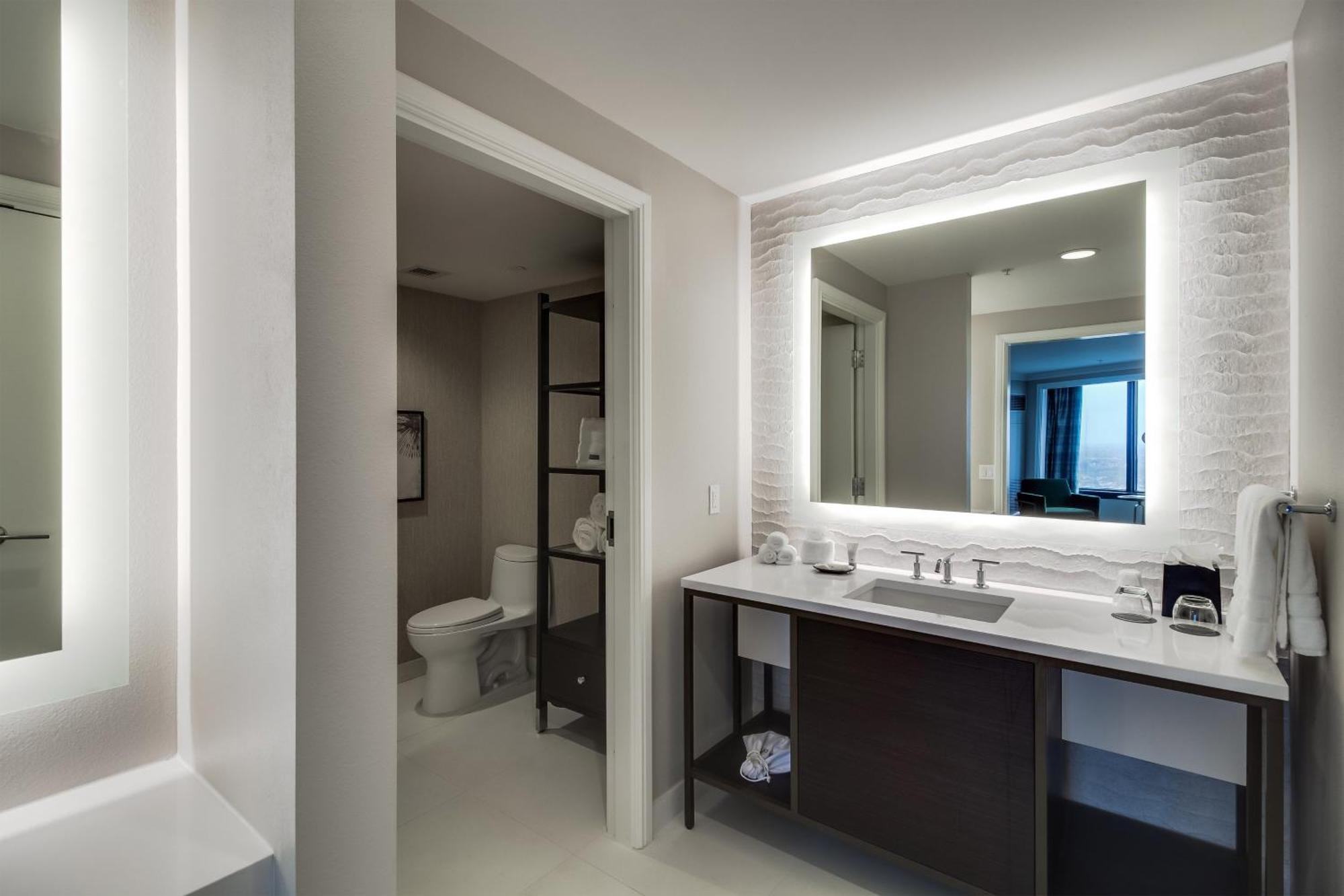 The Westin New Orleans Hotel Exterior photo
